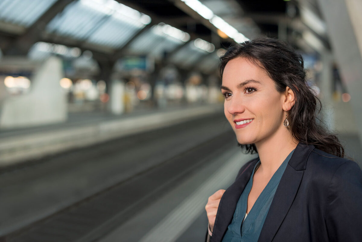 Flexibler Pendeln Die Schweiz ist ein Land von Pendlern. Lange führten unflexible Arbeitszeiten zu überfüllten Zügen, Trams und Bussen. Dank Erfahrungen, die während des Lockdowns gemacht wurden, könnte sich dies ändern.