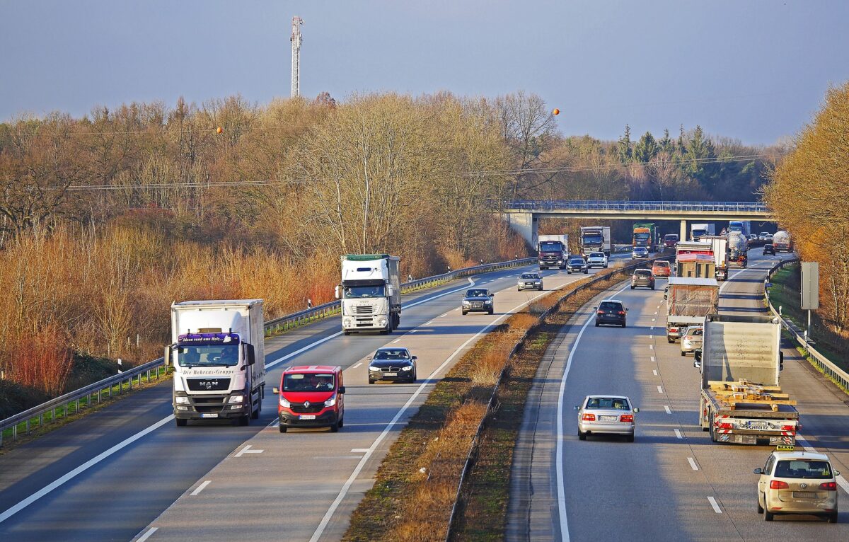 Nutzfahrzeugmarkt Schweiz mit deutlichem Rückgang 2020 ging die Zahl der Neuimmatrikulationen gegenüber dem Vorjahr um 13,5 Prozent zurück. Nur ein Segment profitierte von der Coronapandemie: Die Camper, die einen neuen Rekordwert erreichten.