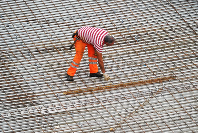 Erstmals in der Covid-19-Krise verbessert sich die Lage am Arbeitsmarkt klar