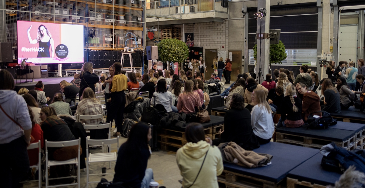 200 Frauen programmieren am grössten Female Hackathon der Schweiz