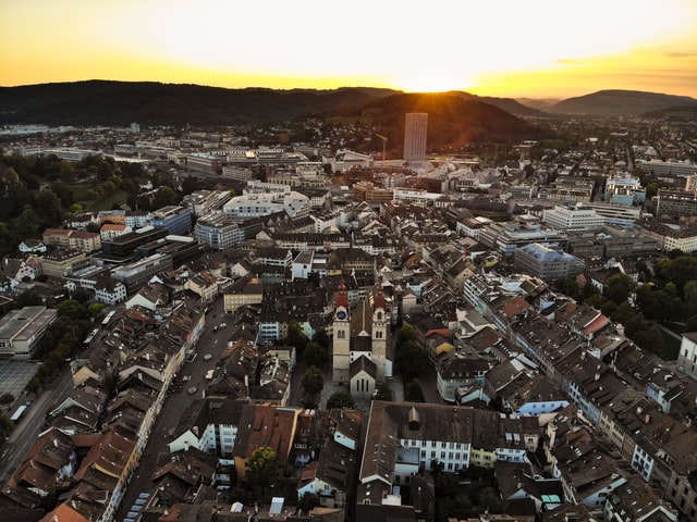 Kanton Zürich wächst langsamer Ende 2021 wohnten rund 1,56 Millionen Menschen im Kanton Zürich. Damit ist die Bevölkerung im Laufe des vergangenen Jahres um 0,7 Prozent gewachsen. 