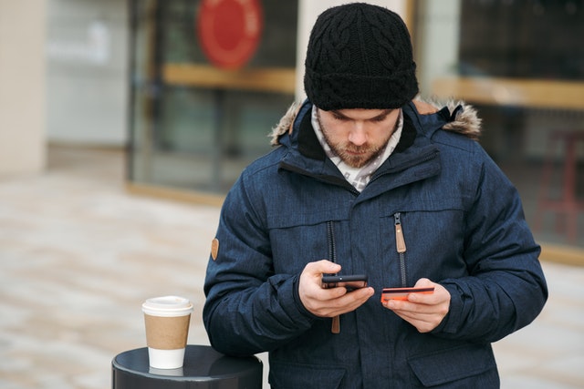 So bezahlt die Schweizer Bevölkerung Jede zweite Onlinezahlung wird über Smartphone, Tablet und Co. getätigt. Zudem nutzt gut ein Drittel der Schweizer Bevölkerung inzwischen Neobanken. Das zeigt der aktuelle Swiss Payment Monitor.