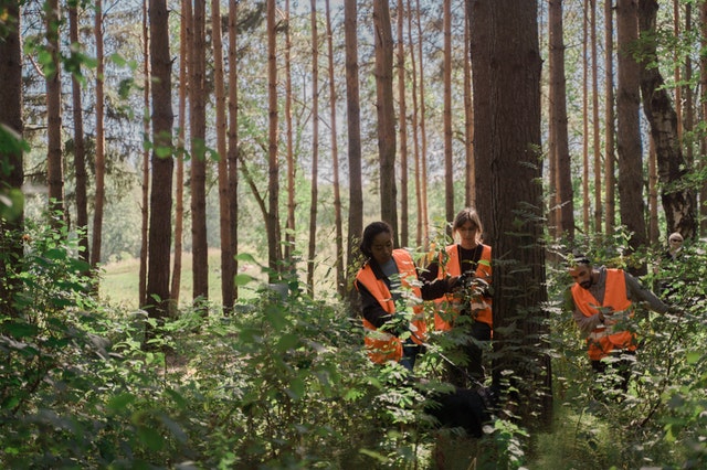 Viele Anbieter, viele Angebote Freiwilligen-Einsätze finden bei Mitarbeitenden immer häufiger Anklang. Doch wie gewinnt man eine Übersicht über Corporate-Volunteering-Angebote und wählt einen passenden Partner? Eine Auslegeordnung.