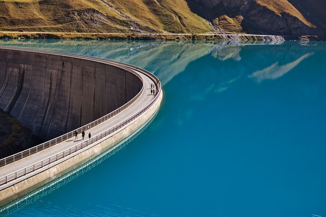 Wirtschaftsverbände setzen Priorität auf Versorgungssicherheit Die Wirtschaftsverbände Economiesuisse, Swissmem und Scienceindustries wollen mit fünf Grundpfeilern der drohenden Strommangellage in der Schweiz begegnen. Priorität haben soll dabei die Versorgungssicherheit. Die Laufzeit von AKWs soll überdacht und der Strommarkt vollständig geöffnet werden.