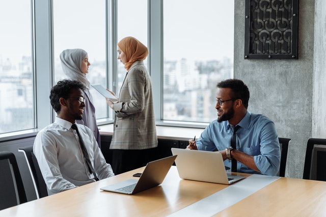 Über die Grenzen hinweg Das HR wird internationaler. Das stellt KMU vor grosse Herausforderungen. Ein ehemaliger Chief Human Resources Officer (CHRO) eines mittelständigen Unternehmens und eine Chief People Officer (CPO) eines internationalen KMU über Lösungsansätze.