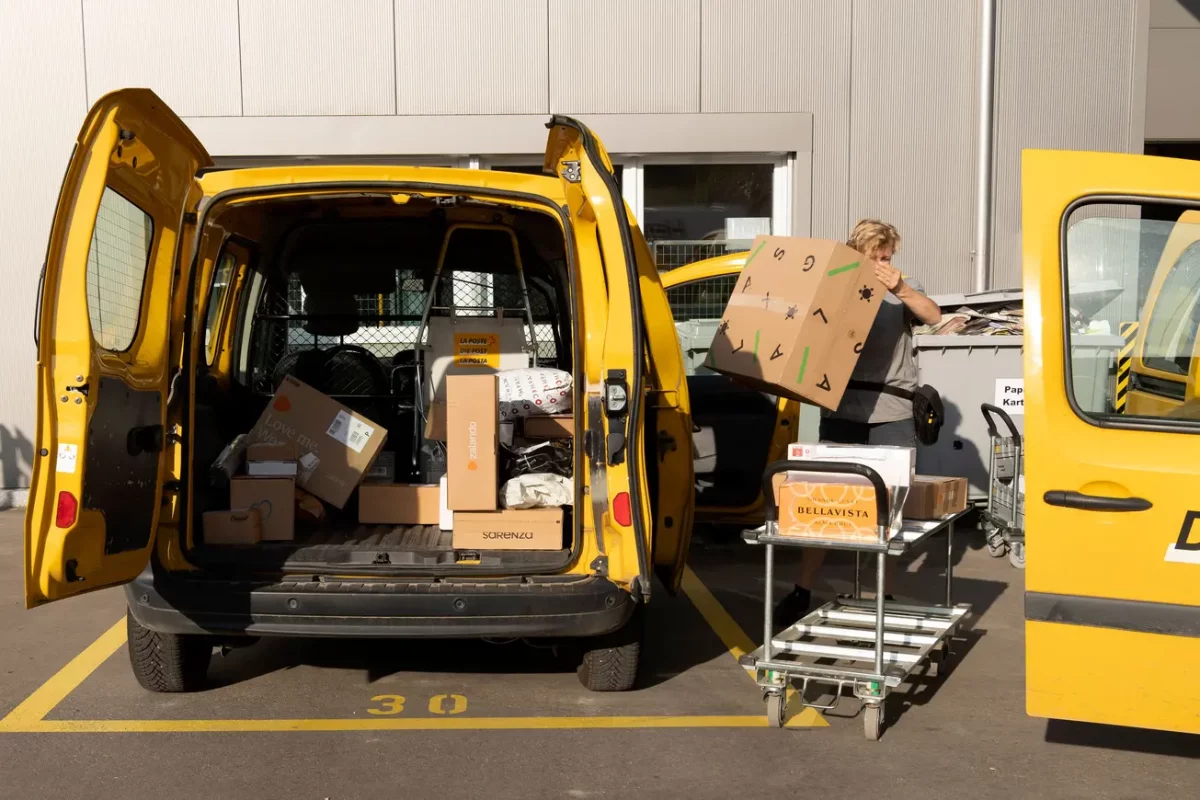 Der Päckli-Boom verändert die Post – von der Briefträgerin bis zum Logistikzentrum