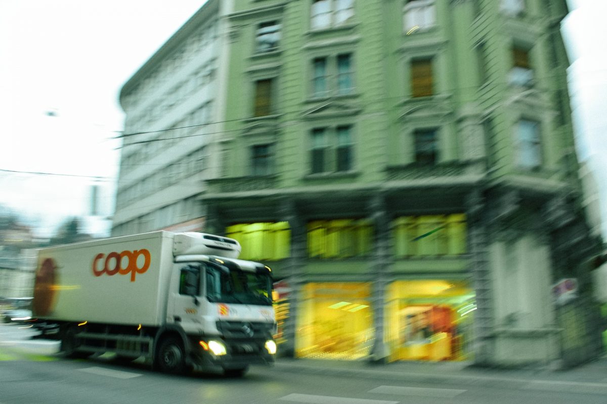 Viele offene Stellen bei den grössten Schweizer Unternehmen Die grössten Schweizer Unternehmen suchen derzeit viel Personal. Darauf deuten die zahlreichen Stellen hin, die auf deren Webseiten ausgeschrieben sind. Alleine Migros und Coop hatten Ende April je 1800 Stellen ausgeschrieben.