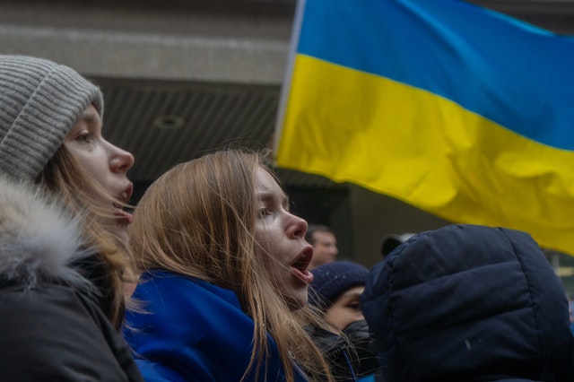 Evakuieren, oder nicht evakuieren Was es bedeutet, Mitarbeitende möglichst rasch aus einem Krisengebiet wegzubringen, zeigte das Geschehen in der Ukraine. Auch wenn es selten vorkommt, sollten Unternehmen sich für den Ernstfall wappnen. Worauf zu achten ist.