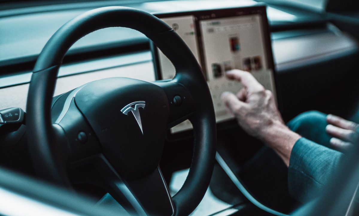 Neue EU-Haftungsregeln für künstliche Intelligenz: Hilfe, der Autopilot meines Tesla hat das Auto des Nachbarn gerammt – wer bezahlt?