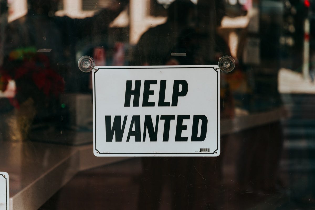 Das Paradox am Arbeitsmarkt: Trotz Rezessionsängsten suchen Unternehmen weiter händeringend nach Personal