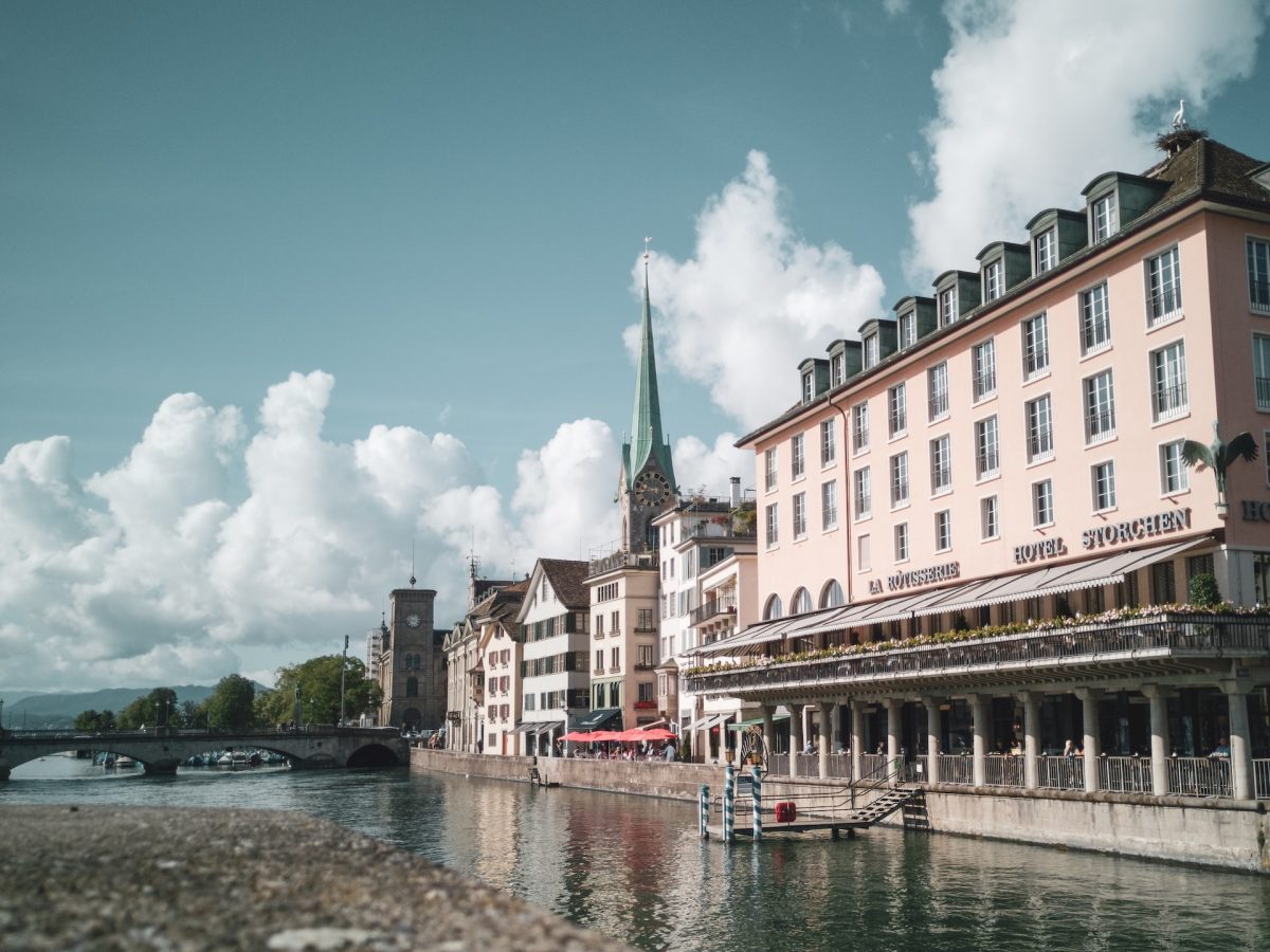 Schweizer Tourismus kehrt zur Normalität zurück Der Schweizer Tourismus hat 2022 die Corona-Krise hinter sich gelassen. Eine wichtige Stütze waren wie schon während der gesamten Krise die einheimischen Touristen. 