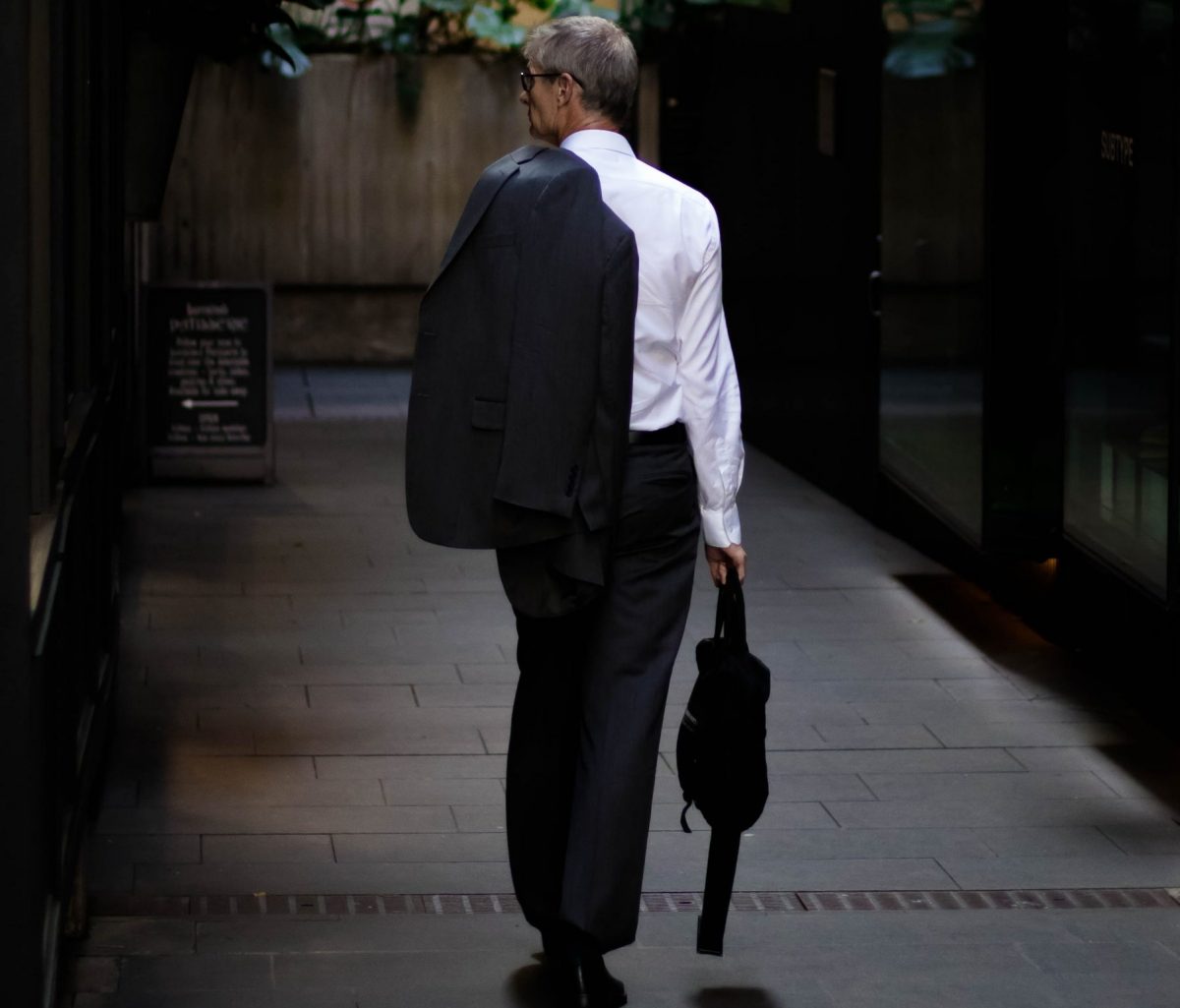 Gefragt und trotzdem entlassen Obschon die Arbeitsmarktchancen von über Fünfzigjährigen besser sind als früher, werden sie trotz aller Diversity- und Inklusion-Versprechen aktuell deutlich häufiger entlassen als Mitarbeitende anderer Altersgruppen. Das sind nicht die einzigen Widersprüche im Arbeitsmarkt. 