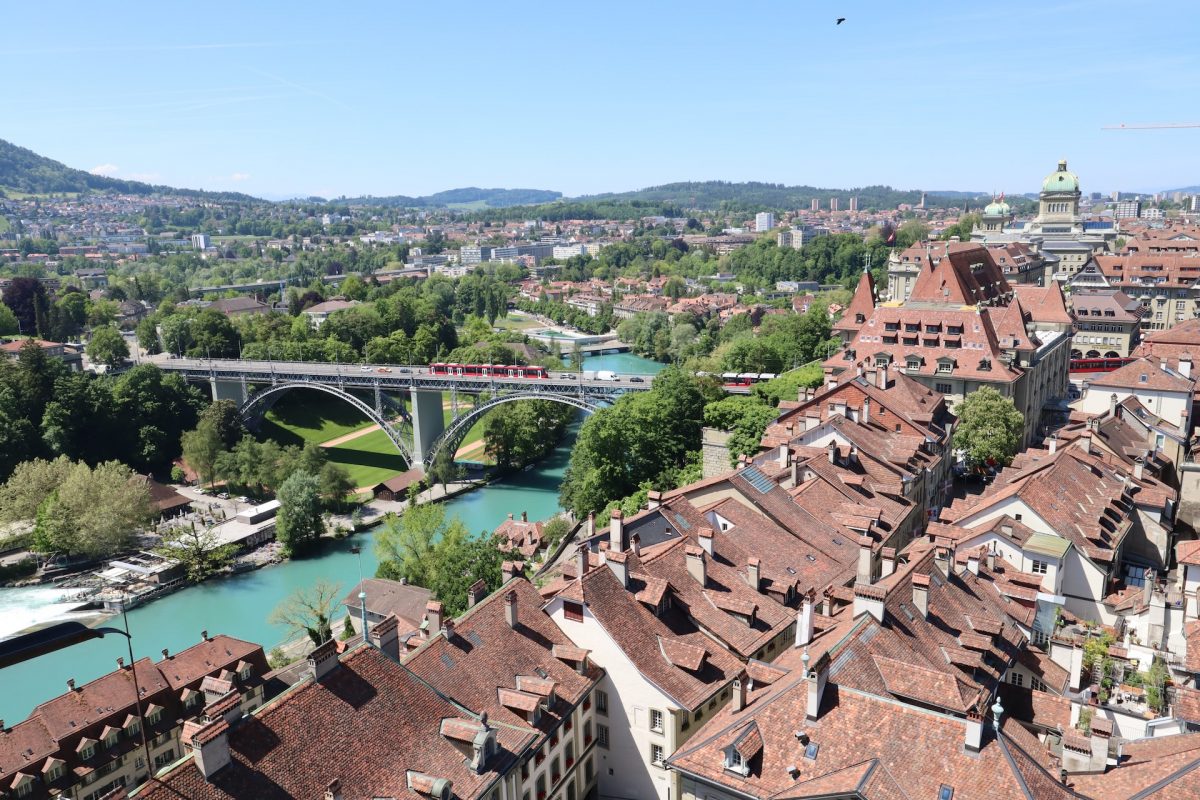 Firmen zahlen in der Schweiz weniger Steuern Die Steuerbelastung für die Firmen in der Schweiz hat leicht abgenommen. Die durchschnittliche effektive Gewinnsteuerbelastung aller Kantone ist im Vorjahresvergleich auf 14,60 von 14,69 Prozent gesunken, wie aus einer Auswertung des Beratungsunternehmens PWC vom Montag hervorgeht.