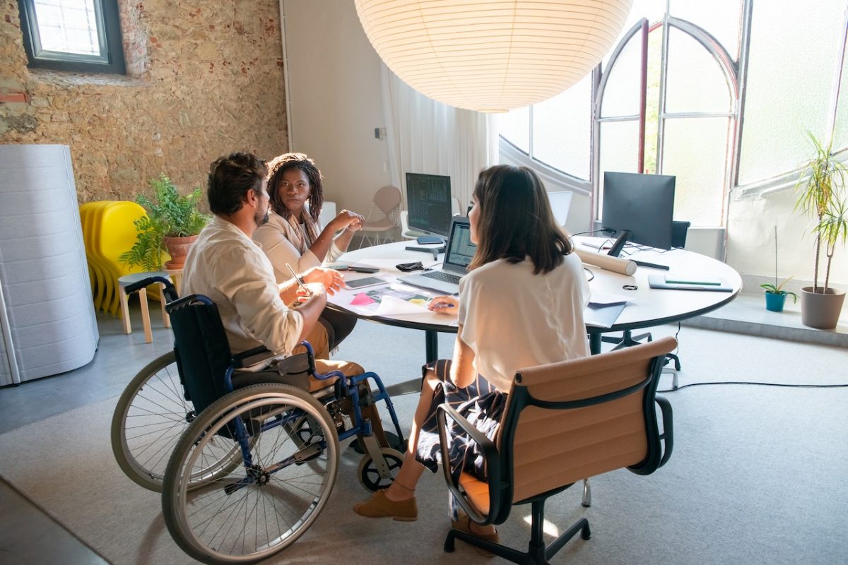 Bundesrat will gleiche Arbeitsrechte für Menschen mit Behinderungen Menschen mit Behinderungen sollen im Arbeitsleben besser vor Diskriminierungen geschützt werden sowie erleichterten Zugang zu Dienstleistungen haben. Der Bundesrat will Arbeitgebende und Private in die Pflicht nehmen, um dort eine Gleichstellung zu erreichen.