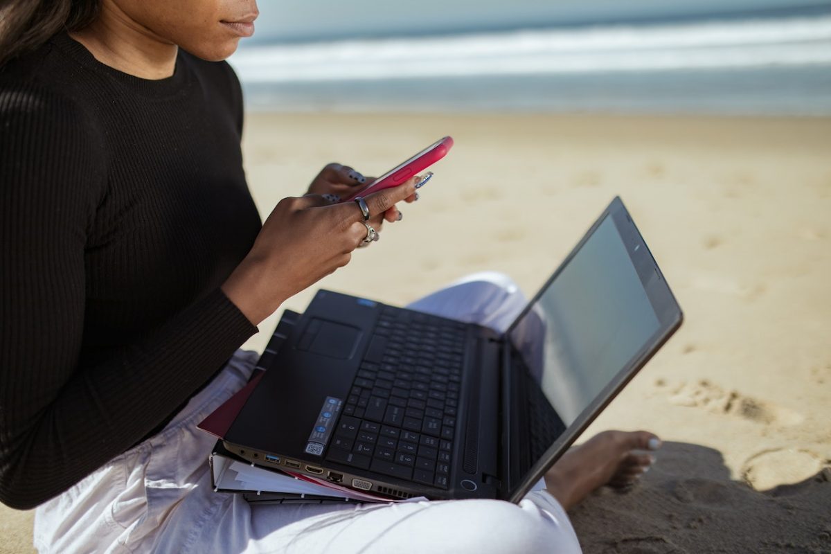 Programmieren am Strand! Als digitaler Nomade zu arbeiten, gilt als modern und romantisch zugleich. Die Realität dahinter ist allerdings oft recht profan
