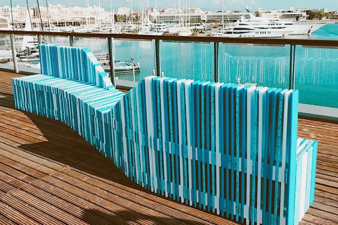 Ein spanisches Startup sammelt Plastik aus dem Meer – und macht daraus stylische Möbel