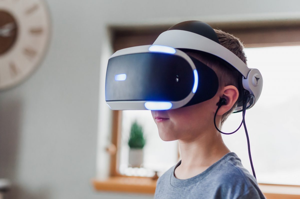 Herzrasen, Schweissausbrüche, akute Übelkeit – Virtual Reality ist ein mächtiges Medium Apple, Meta und andere Tech-Riesen drängen mit neuen Headsets in virtuelle Welten vor. Wer erleben will, was die Technologie leisten kann, muss das Virtual-Reality-Lab der Universität Stanford besuchen.