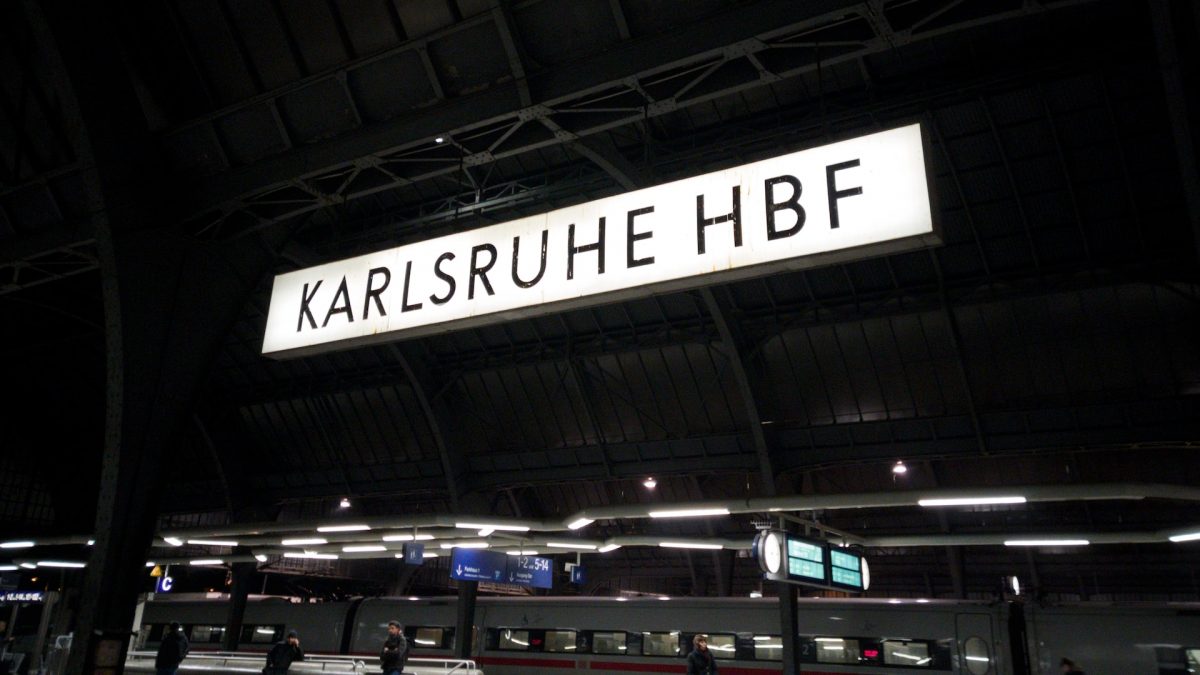 Baustau bei Deutscher Bahn bedeutet Krisenmodus für die Schweiz Die Schweiz hat sich beim Bahnverkehr über die Rheinstrecke aus Deutschland auf zwei weitere Jahre "in Krisenmodus" eingestellt. Das sagte Peter Füglistaler, Direktor des Bundesamtes für Verkehr, der deutschen Nachrichtenagentur DPA.