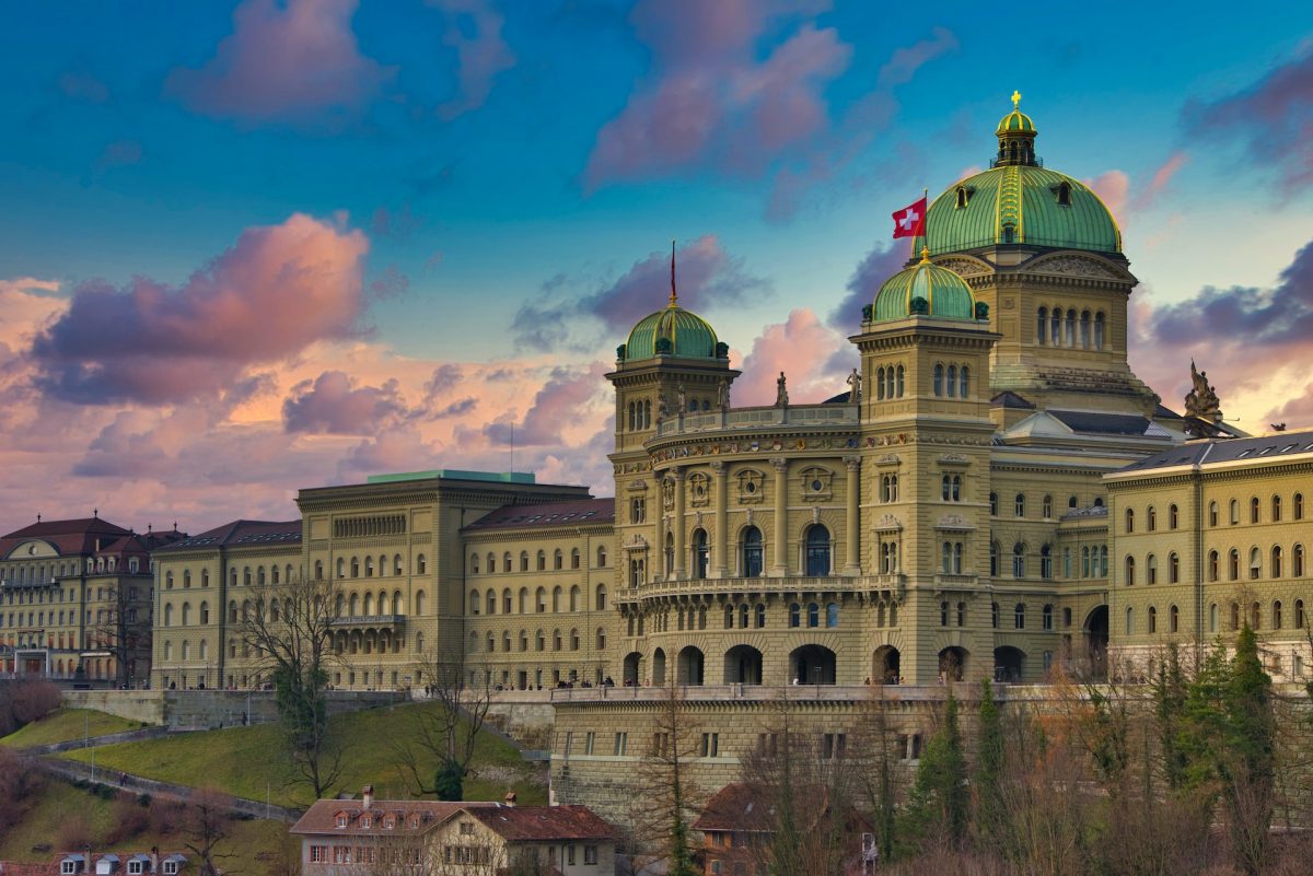 Globale Mindeststeuer für Grossfirmen: Die Schweizer Wirtschaft ist beim Bundesrat abgeblitzt Der Bundesrat setzt die globale Mindeststeuer auf Anfang 2024 um. Wirtschaftsvertreter hatten vergeblich eine Verschiebung gefordert. Laut Bundesrat setzt auch die Mehrheit der EU-Länder die Mindeststeuer um.