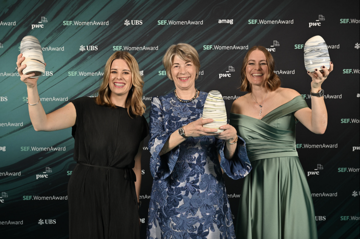 Das sind die Gewinnerinnen des SEF.WomenAward 2024 Der Wirtschaftspreis der Frauen geht an Alessia Schrepfer (WeNurse) als «Jungunternehmerin des Jahres» und Sandra Banholzer (Rausch) als «Unternehmerin/CEO des Jahres». Der Ehrenpreis wurde Barbara Kux überreicht.