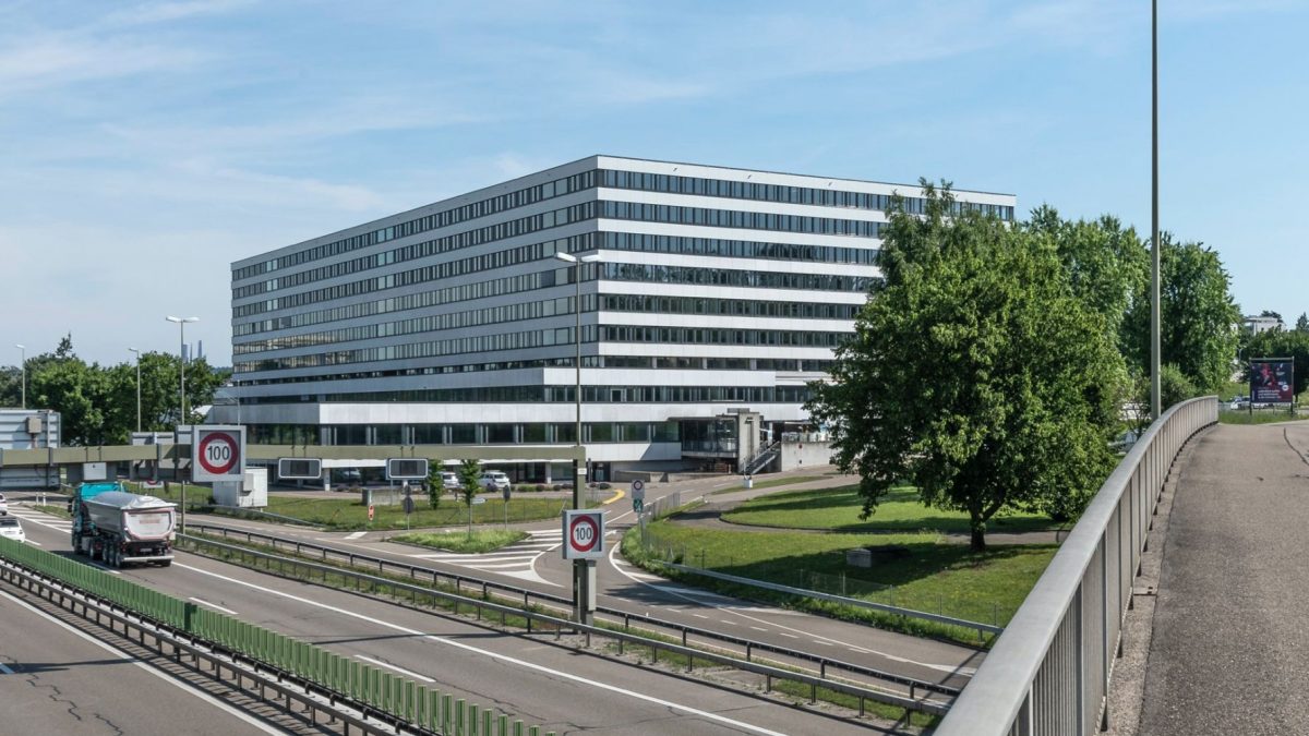 Rund um den Flughafen Zürich steht ein Drittel aller Büros leer Die Mietzinsausfälle bei Schweizer Gewerbe- und Büroimmobilien sind so hoch wie noch nie. Selbst Top-Immobilien am Flughafen Zürich und teils auch in Innenstädten sind menschenleer.
