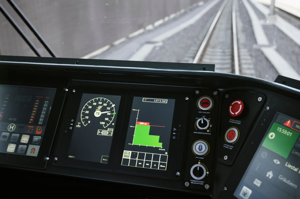 Statt wie früher entlang der Strecke spielt sich die Signalisierung bei der Waldenburgerbahn nun auf Monitoren in den Führerständen ab. (Alle Bilder: Karin Hofer)